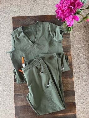 Figs Olive with Orange Drawstring set